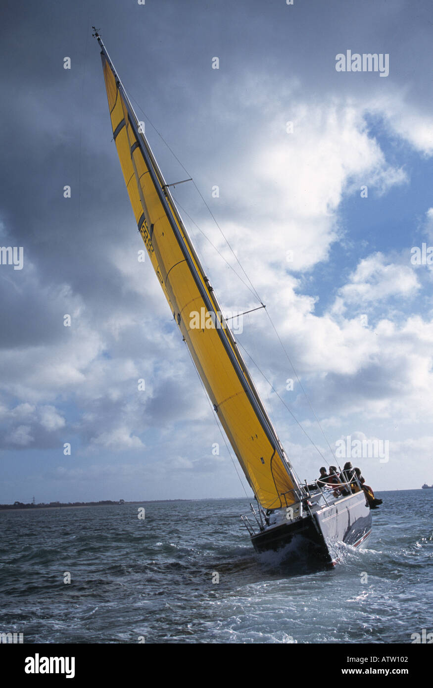 Yacht à voile jaune avec Banque D'Images