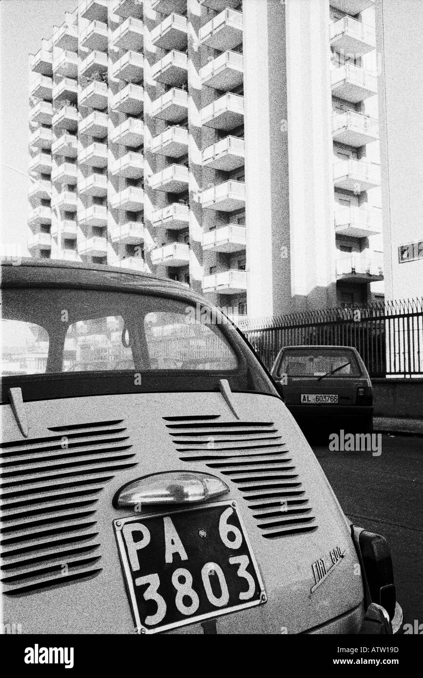 Une Fiat 500 en face d'un vilain tour à Palerme Sicile Banque D'Images