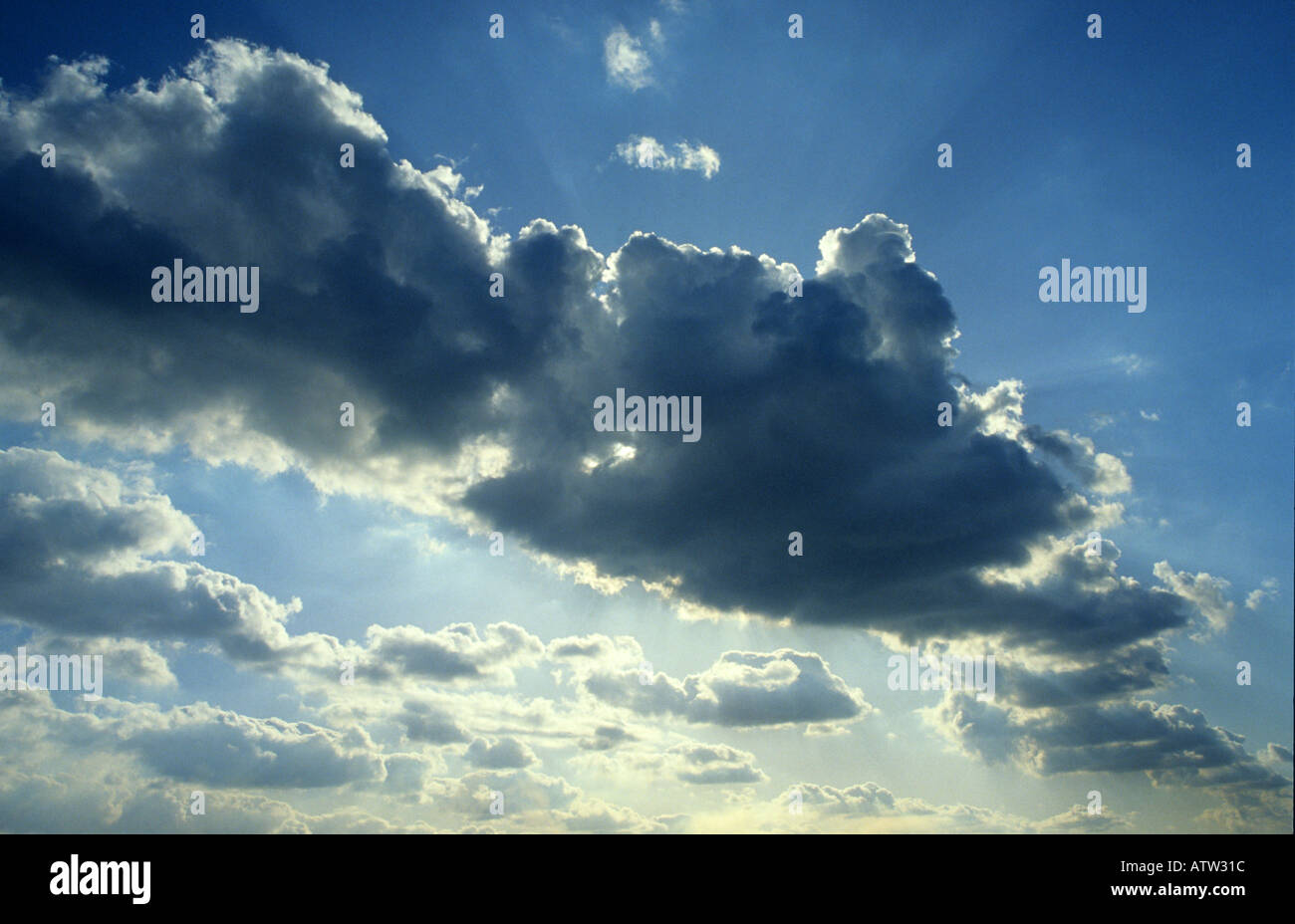 La formation de nuages sur ciel bleu soleil bas Banque D'Images