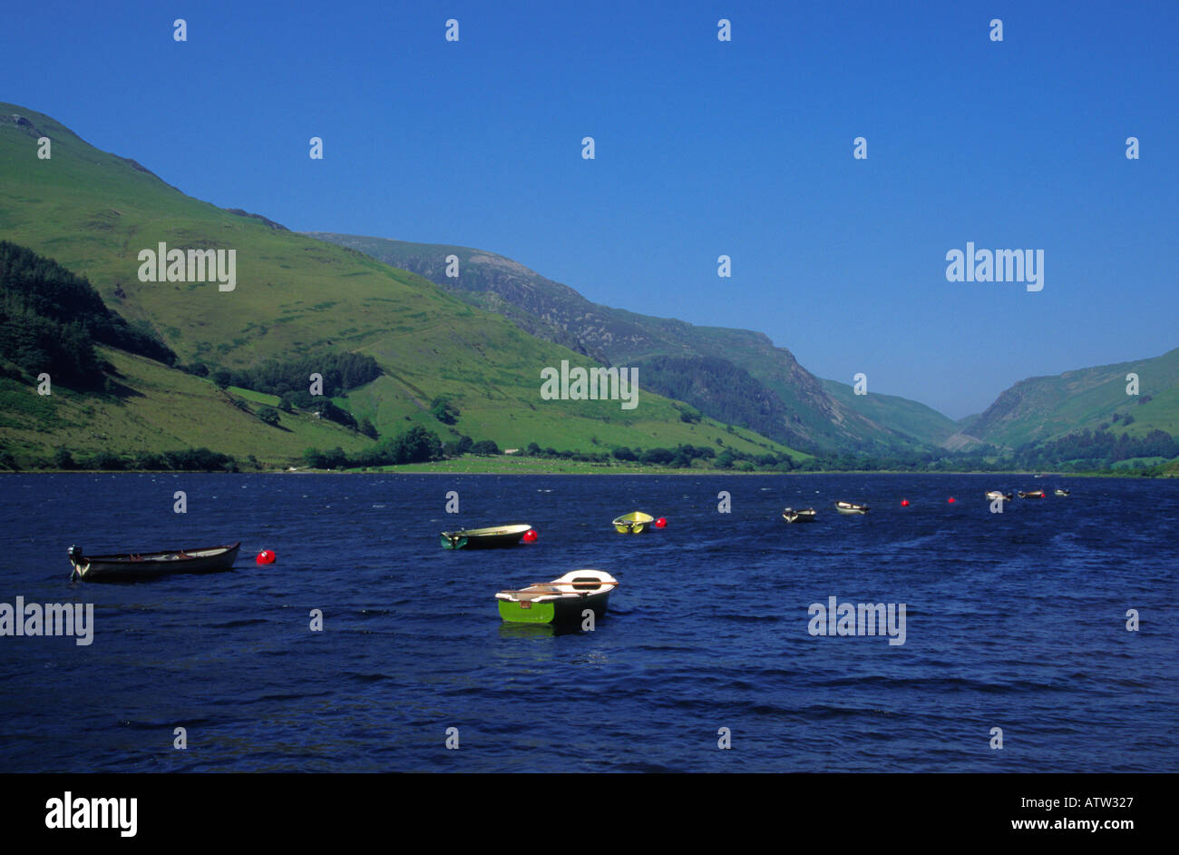 Bateaux sur le lac de Tal y llyn Gwynedd au Pays de Galles Banque D'Images