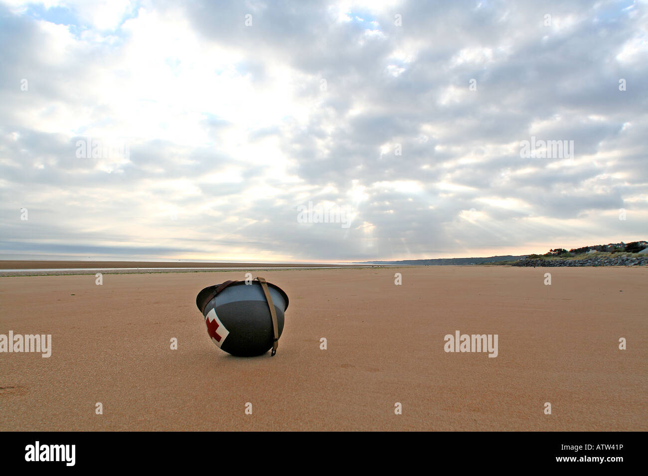 La Seconde Guerre mondiale, 2 médecins américains Casque sur Omaha Beach Normandie France d-day anniversaire Banque D'Images