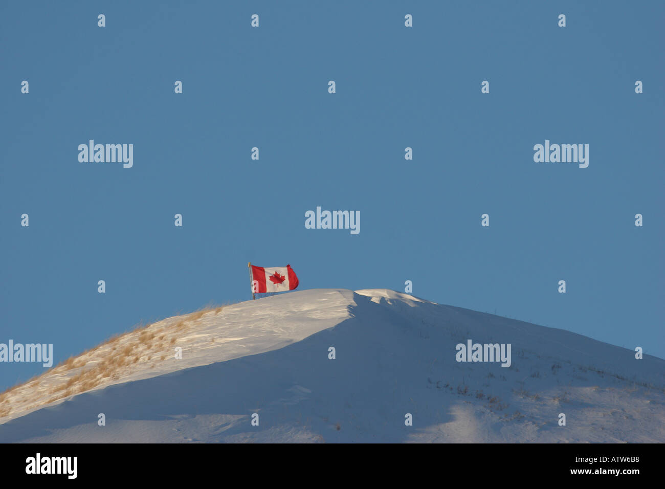 Drapeau canadien sur la colline couverte de neige dans la région de scenic Saskatchewan Canada Banque D'Images