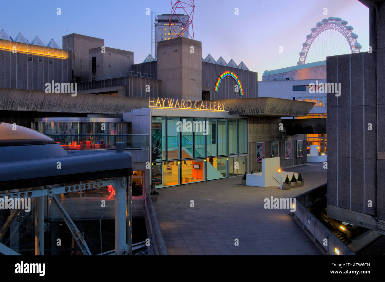 La Hayward Gallery au crépuscule, Southbank, Londres, Royaume-Uni Banque D'Images