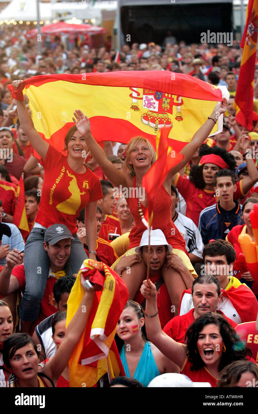 Les amateurs de football espagnol célébrant la coupe du monde 2006 Banque D'Images