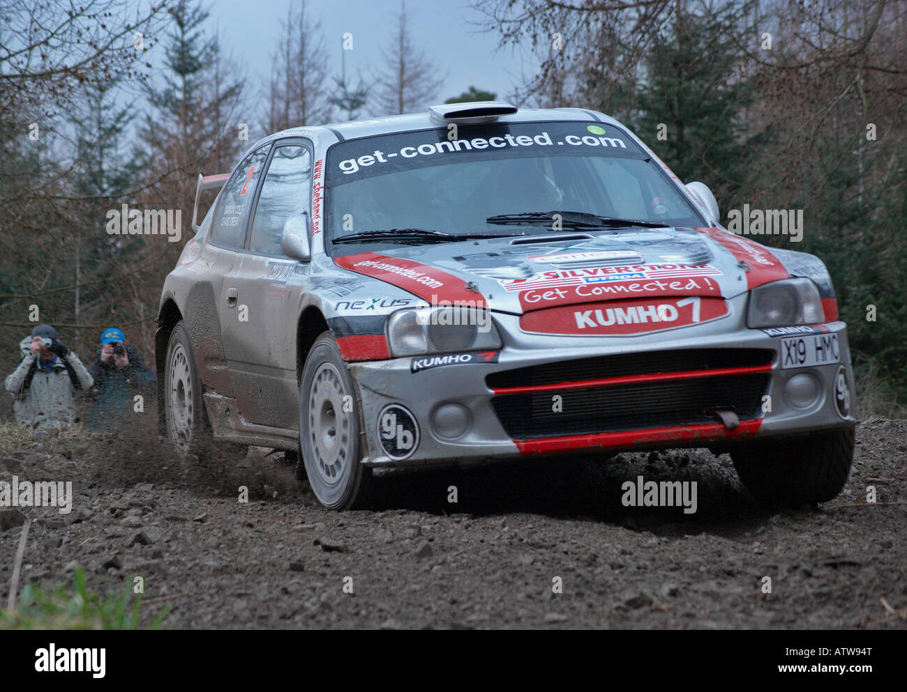 Voiture de rallye sur une forêt spécial étape d'un rallye sport automobile Banque D'Images