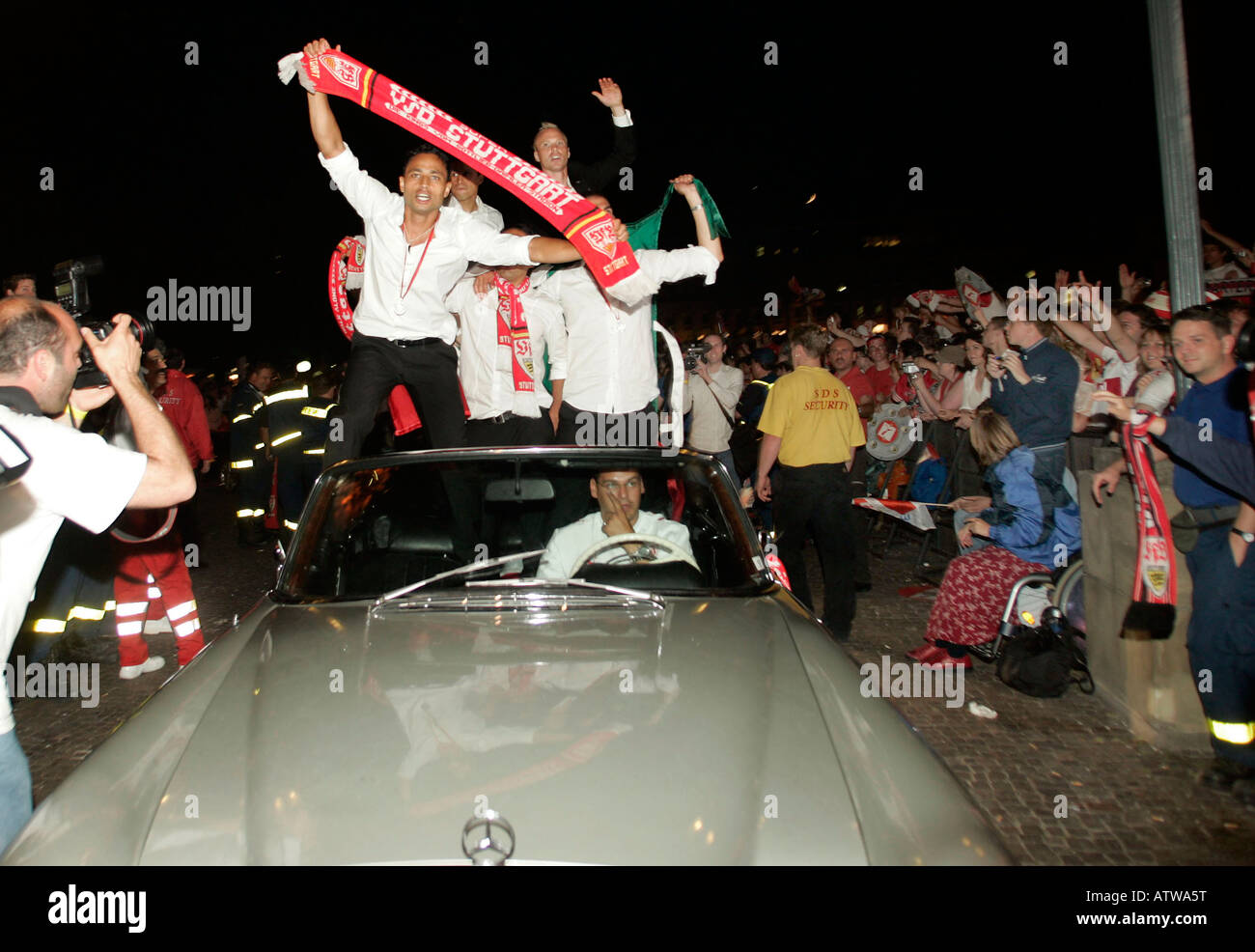 Les partisans de l'équipe de football allemande célébrant le VfB Stuttgart en finale de la Coupe allemande Banque D'Images