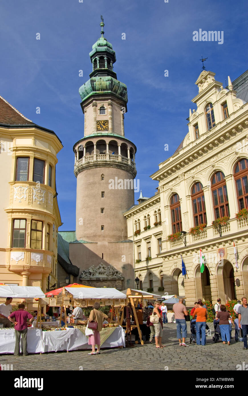 Sopron, Western Transdanubia, Hongrie. 61m avec Storno Fire Tower House (à gauche) Hôtel de ville (à droite) Marché artisanal en fo Ter Banque D'Images
