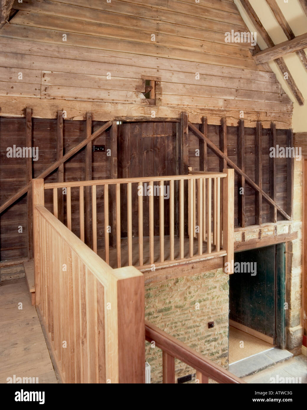 L'intérieur domestique, grange convertie à l'atterrissage, les caractéristiques du bois d'origine Banque D'Images