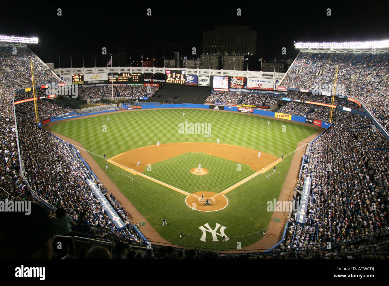 Une soirée jeu à l'ancien Yankee Stadium, stade des New York Yankees l'équipe de baseball de ligue majeure jusqu'en 2008. Banque D'Images