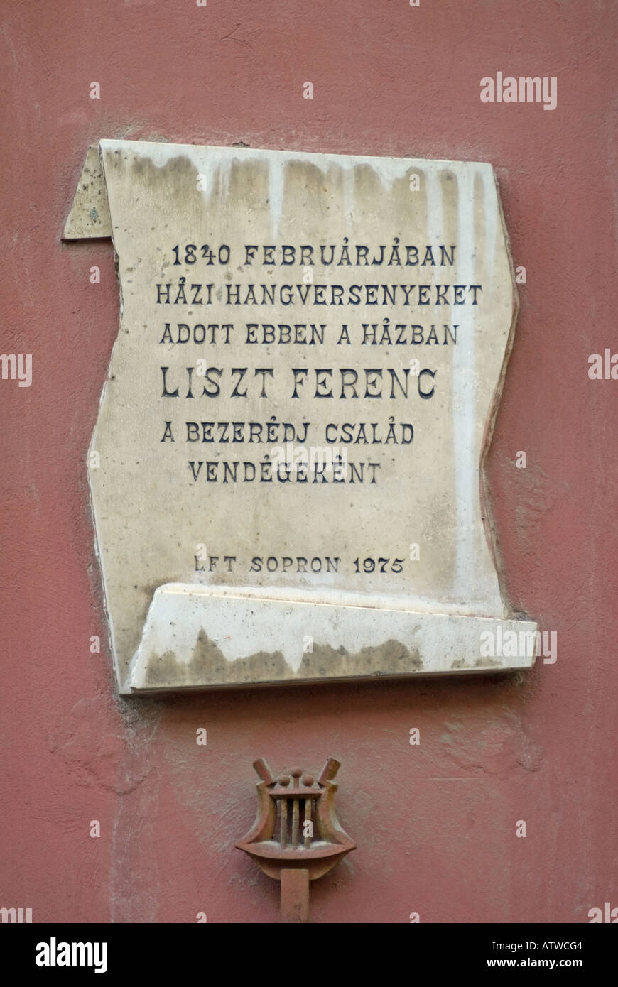 Sopron, Western Transdanubia, Hongrie. Plaque sur le mur de la maison Storno indiquant Franz Liszt y séjourna en février 1840 Banque D'Images
