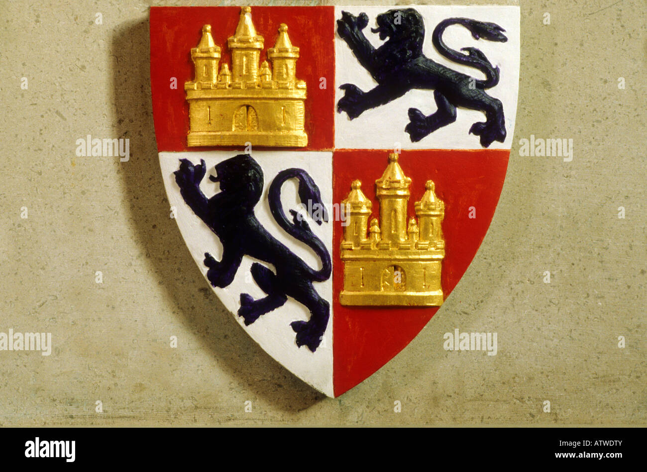 La Cathédrale de Lincoln écu blason héraldique héraldique médiévale périphérique lions noir or doré château médiéval Anglais England UK Banque D'Images