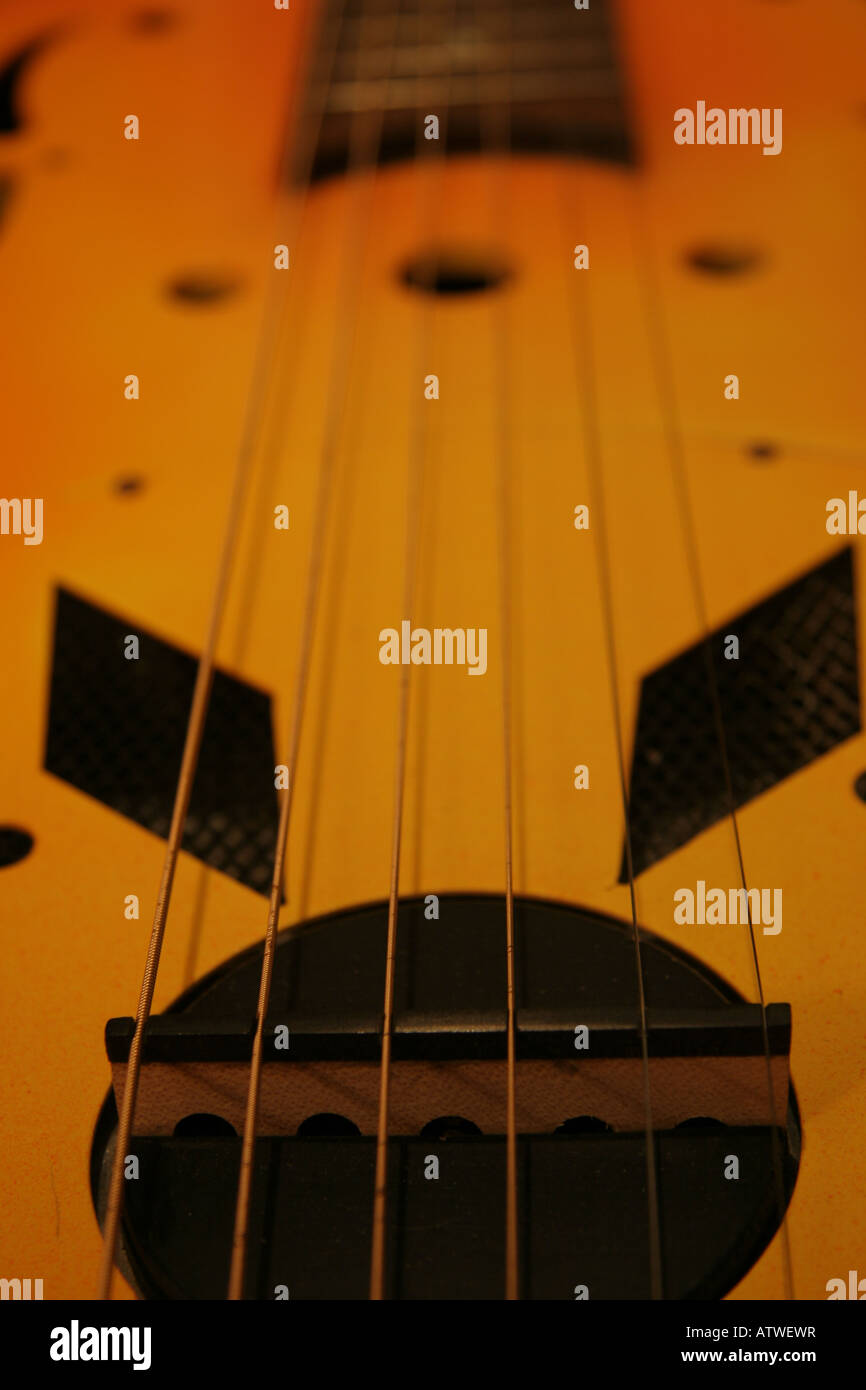 Détail de guitare à résonateur orange top Banque D'Images