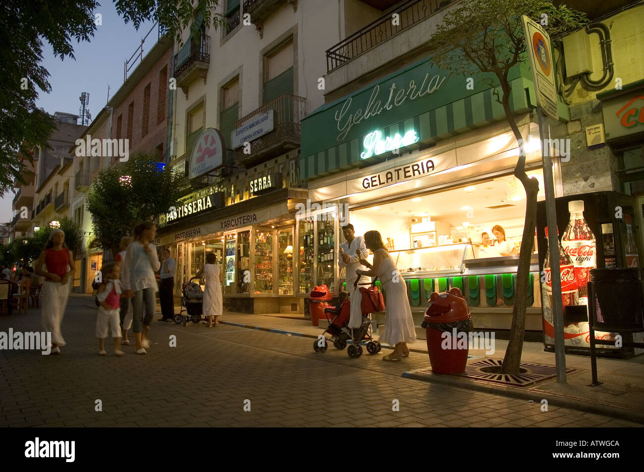 Espagne palafrugell soir shop street summer Photo Stock - Alamy