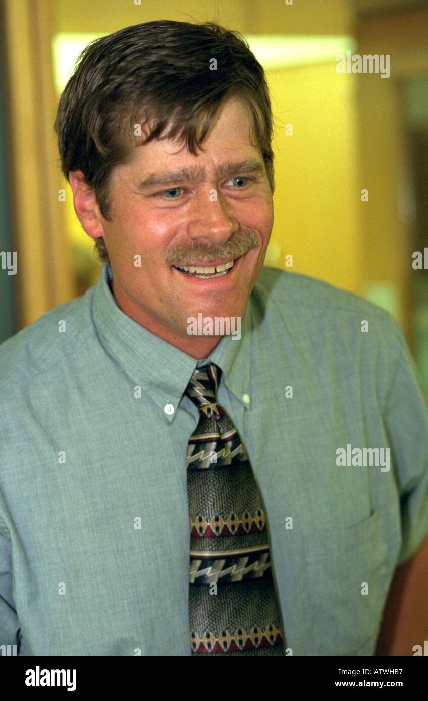 Bel homme de 35 ans souriant chaleureusement. Redwood Falls Minnesota USA Banque D'Images