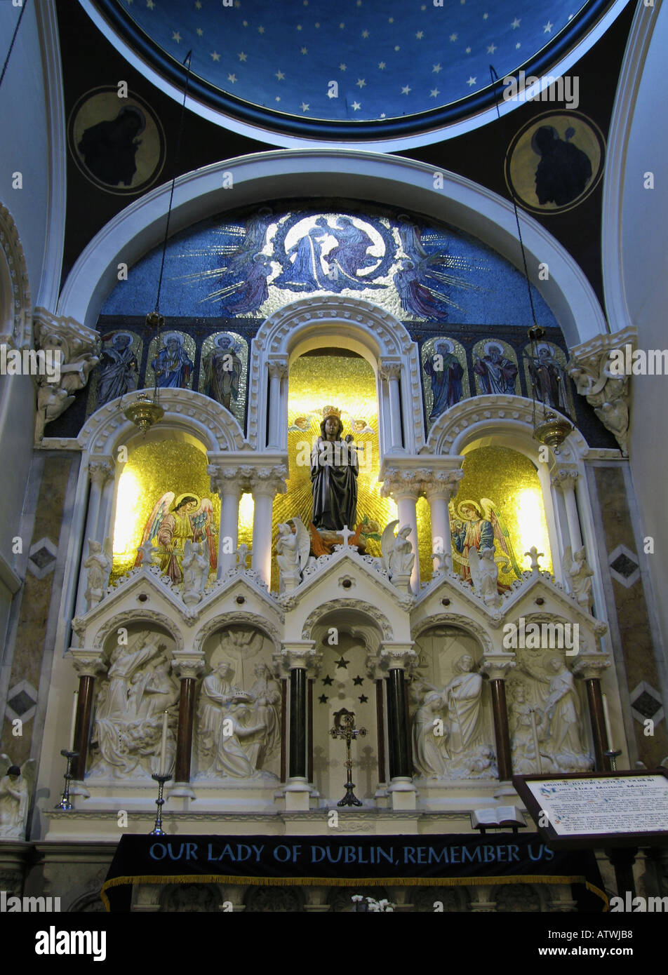 Du côté de l'église Autel Banque D'Images