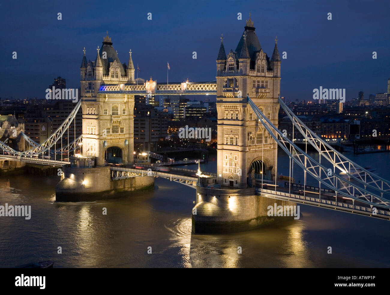 Vue en soirée et en hauteur de nuit du Tower Bridge, qui traverse la Tamise entre Southwark et la City de Londres, Royaume-Uni. Banque D'Images