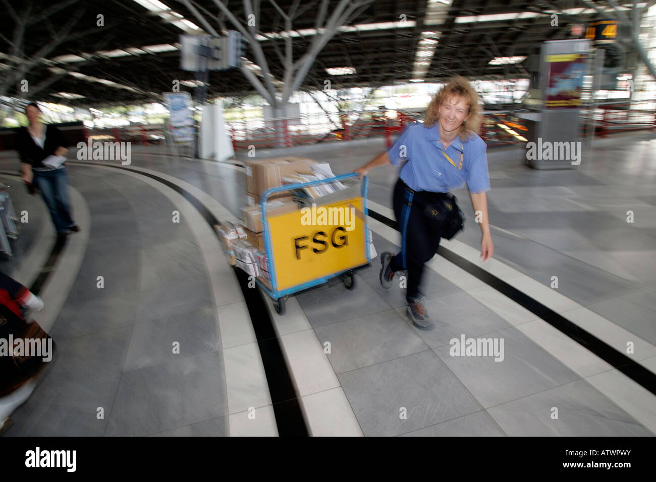 Claudia Kuhn offre des forfaits pour l'aéroport de Stuttgart Banque D'Images