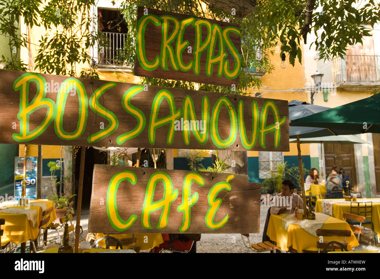 Mexique Guanajuato les gens assis à des tables en plein air la Bossa Nova Cafe à Plaza de San Fernando restaurant détente Banque D'Images
