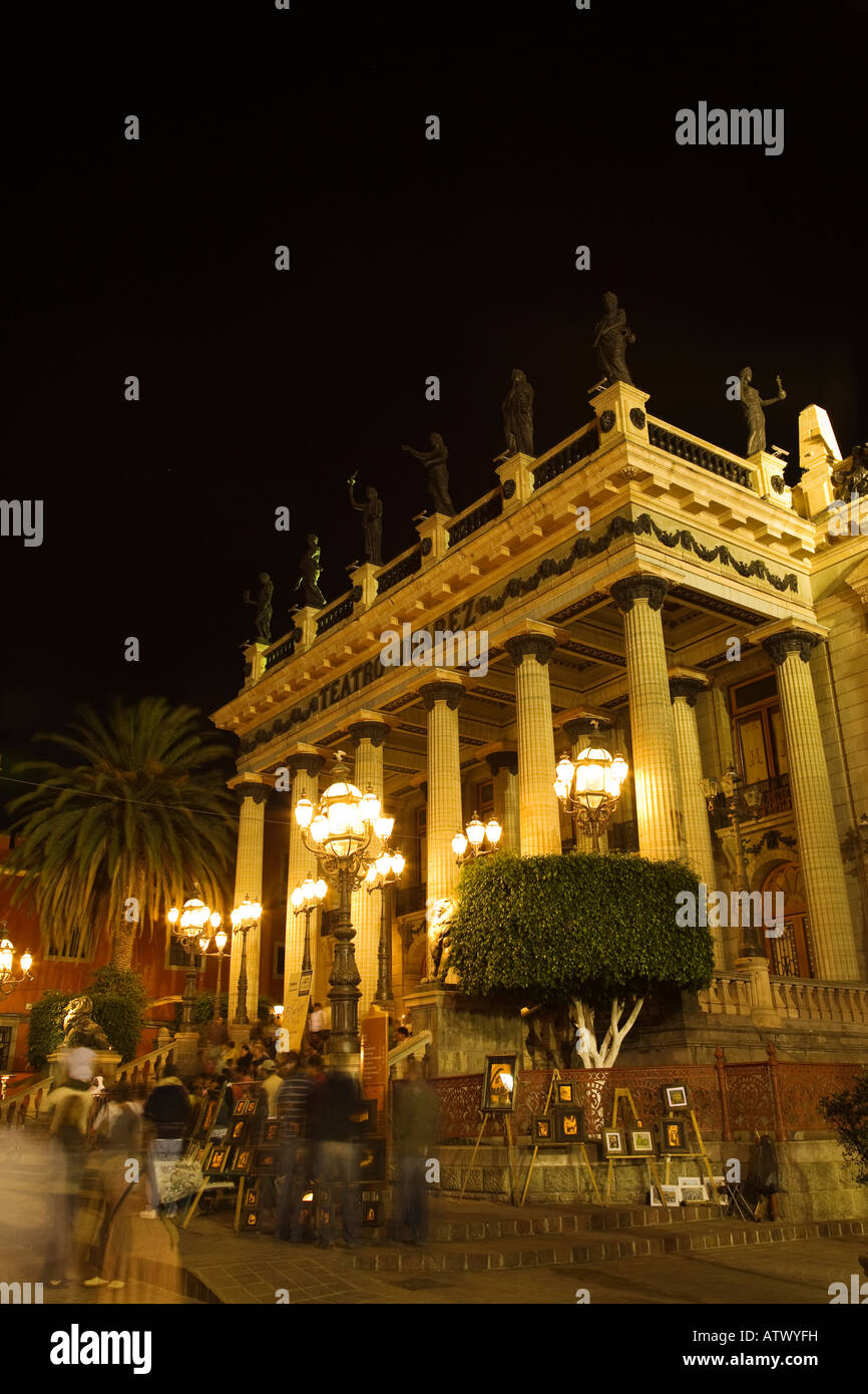 Mexique Guanajuato Teatro Juarez de nuit les vendeurs d'art créé le trottoir piétons floue sur le théâtre de rue en construction ville Banque D'Images
