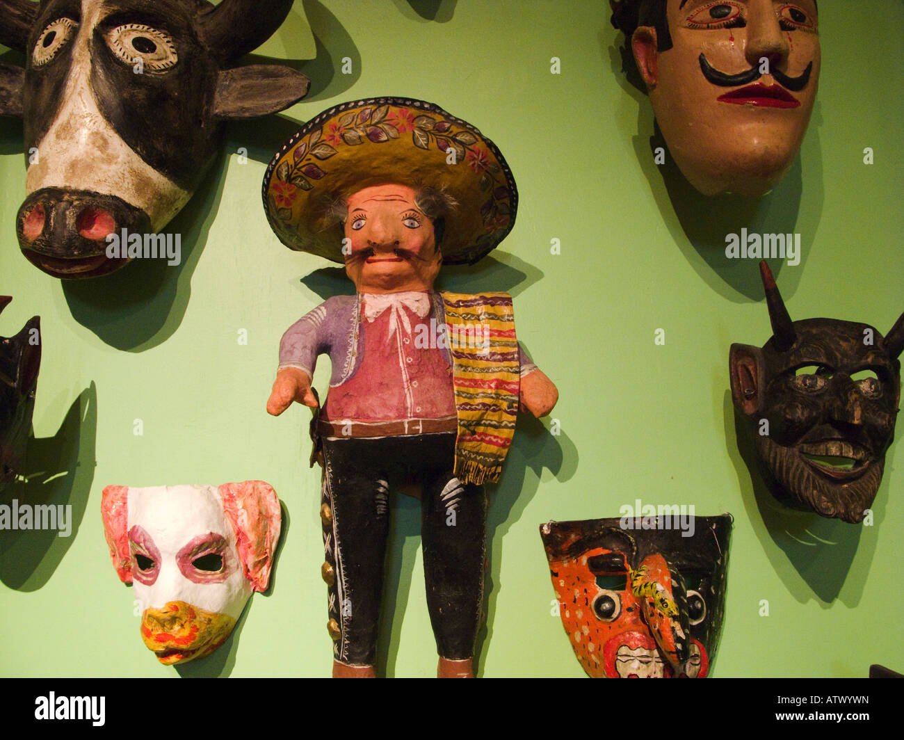Guanajuato Mexique mexicain traditionnel masques et figurines d'animaux et de personnes sur mur vert dans l'affichage du musée Banque D'Images