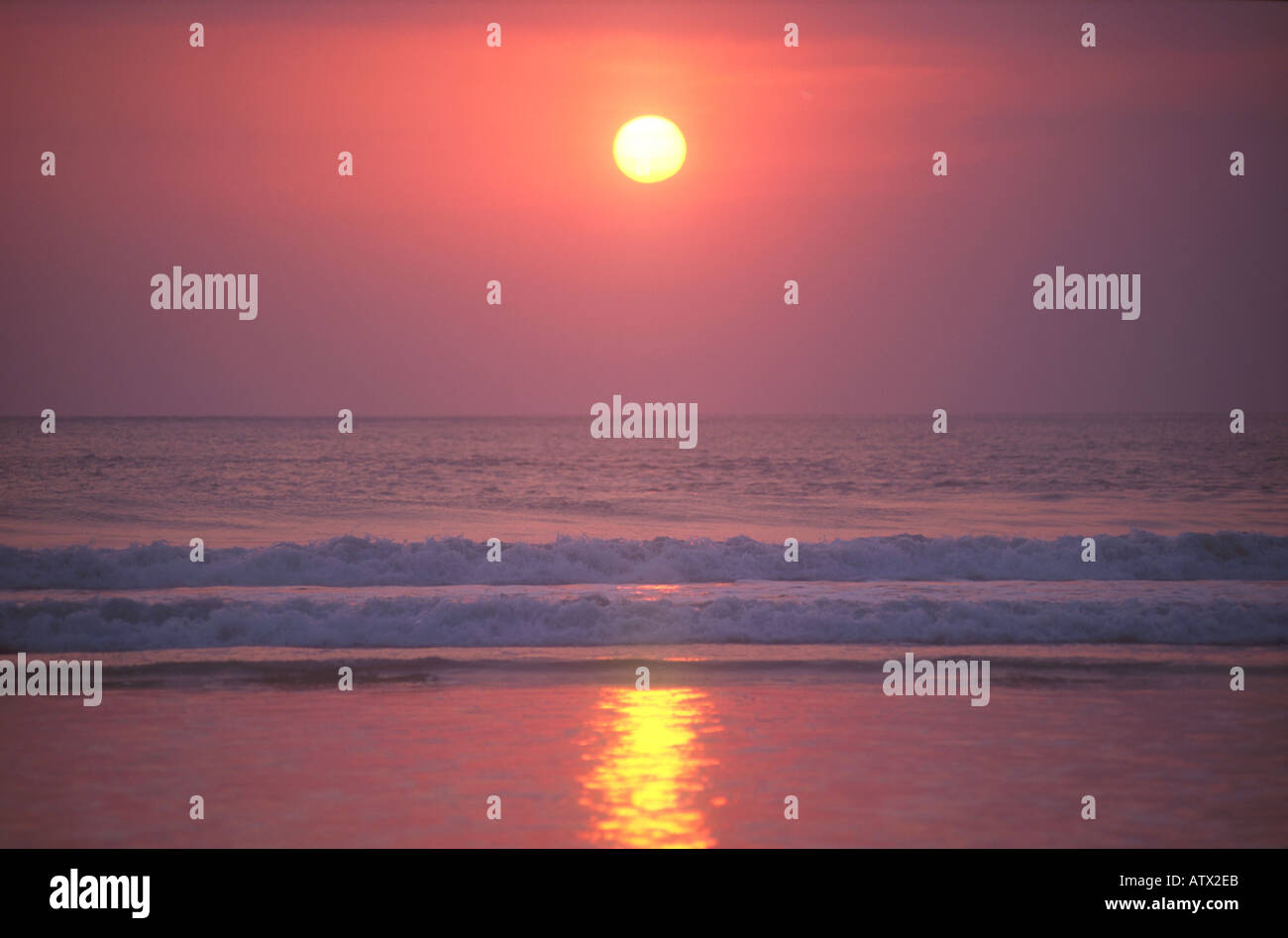 Coucher de soleil PLAGE DE KUTA BALI INDONESIA PH DAN WHITE Banque D'Images