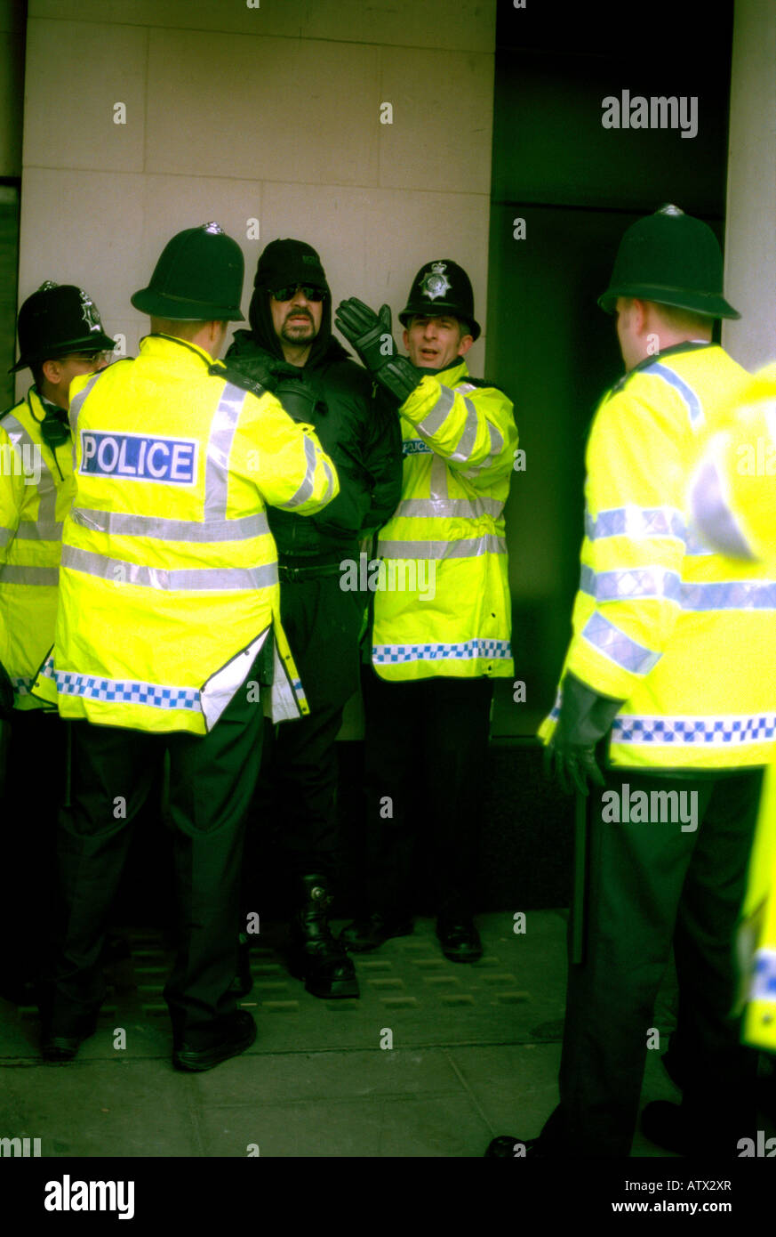 Arrêter et recherchez des terroristes présumés dans le centre de Londres, février 2003 Banque D'Images
