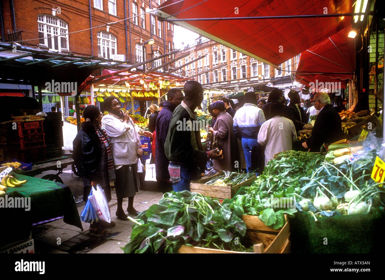 Marché de Brixton Electric Lane South London dispose d'un large éventail de groupes ethniques des Caraïbes et inhabituelle dans le secteur des fruits et légumes. Banque D'Images