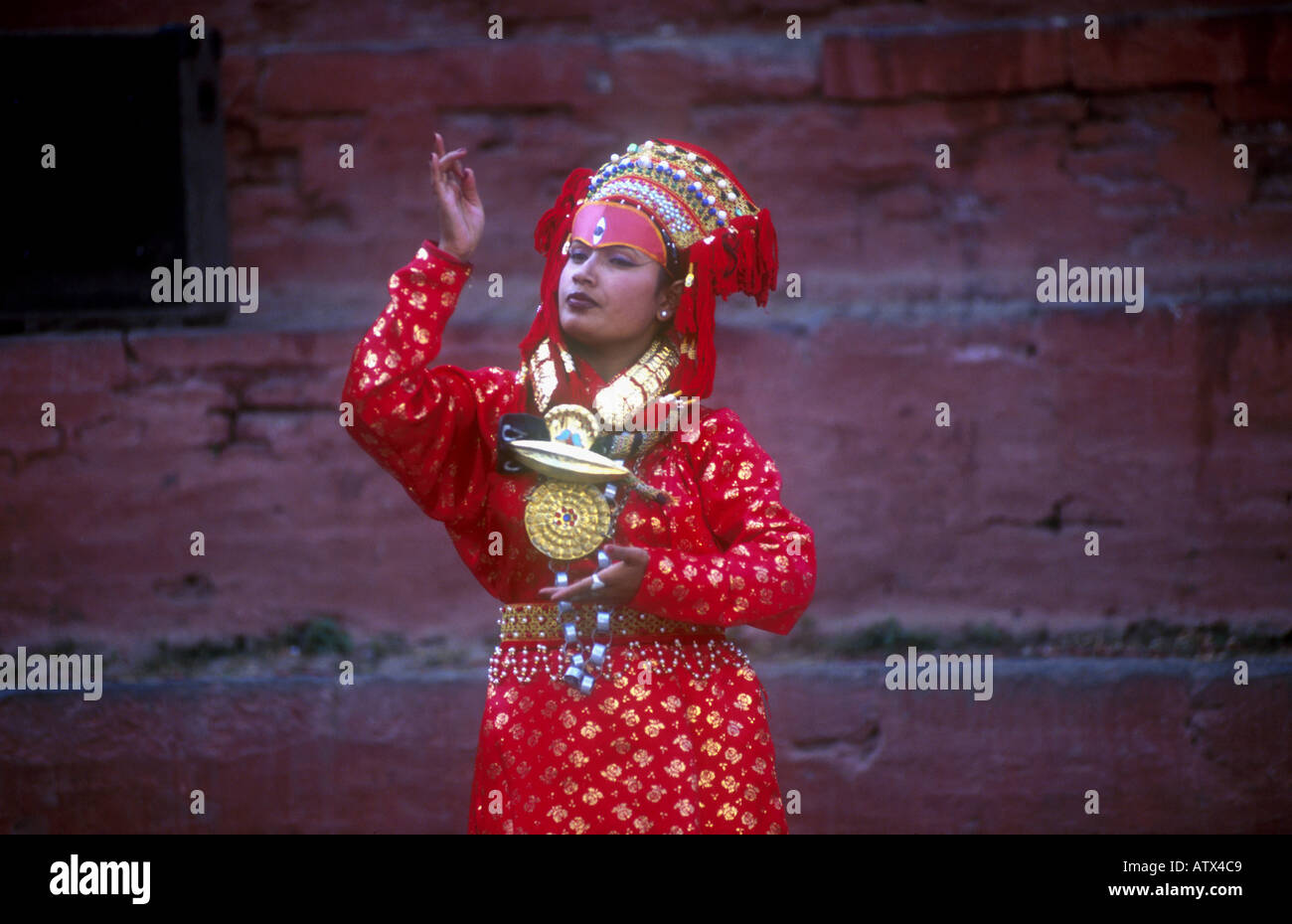 Un danseur VÊTU COMME LA KUMARI UN DIEU vivant au Népal Katmandou DURBAR SQUARE PH DAN WHITE Banque D'Images