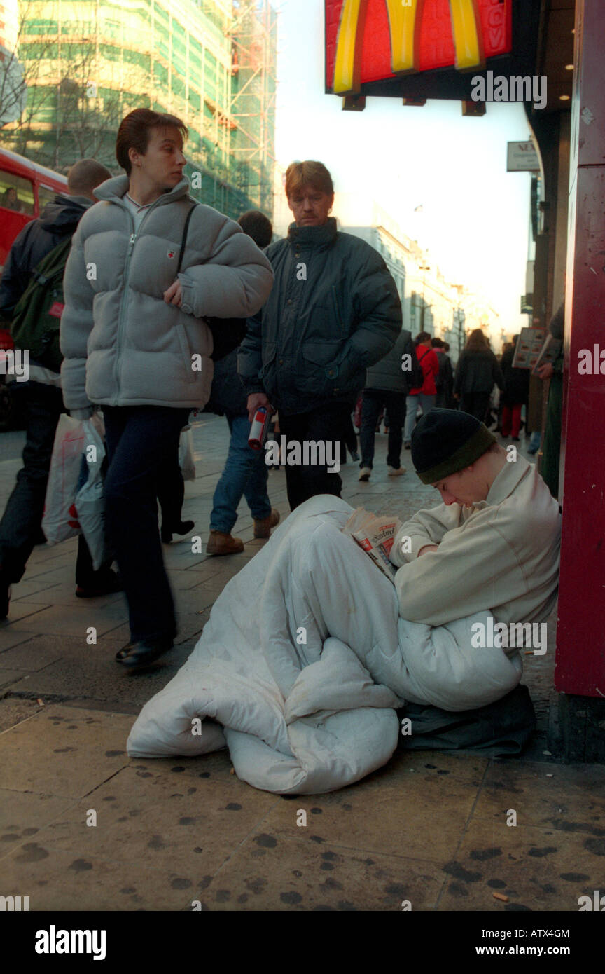 Les jeunes sans-abri mendier dans la rue Regent centre de Londres. Banque D'Images