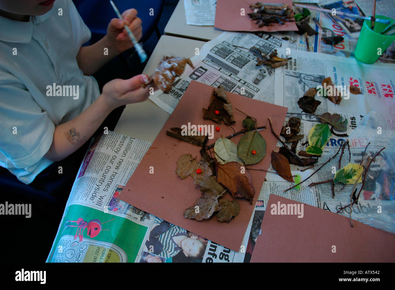 Être créatif avec des objets trouvés dans la nature de classe de l'art en école ordinaire Banque D'Images