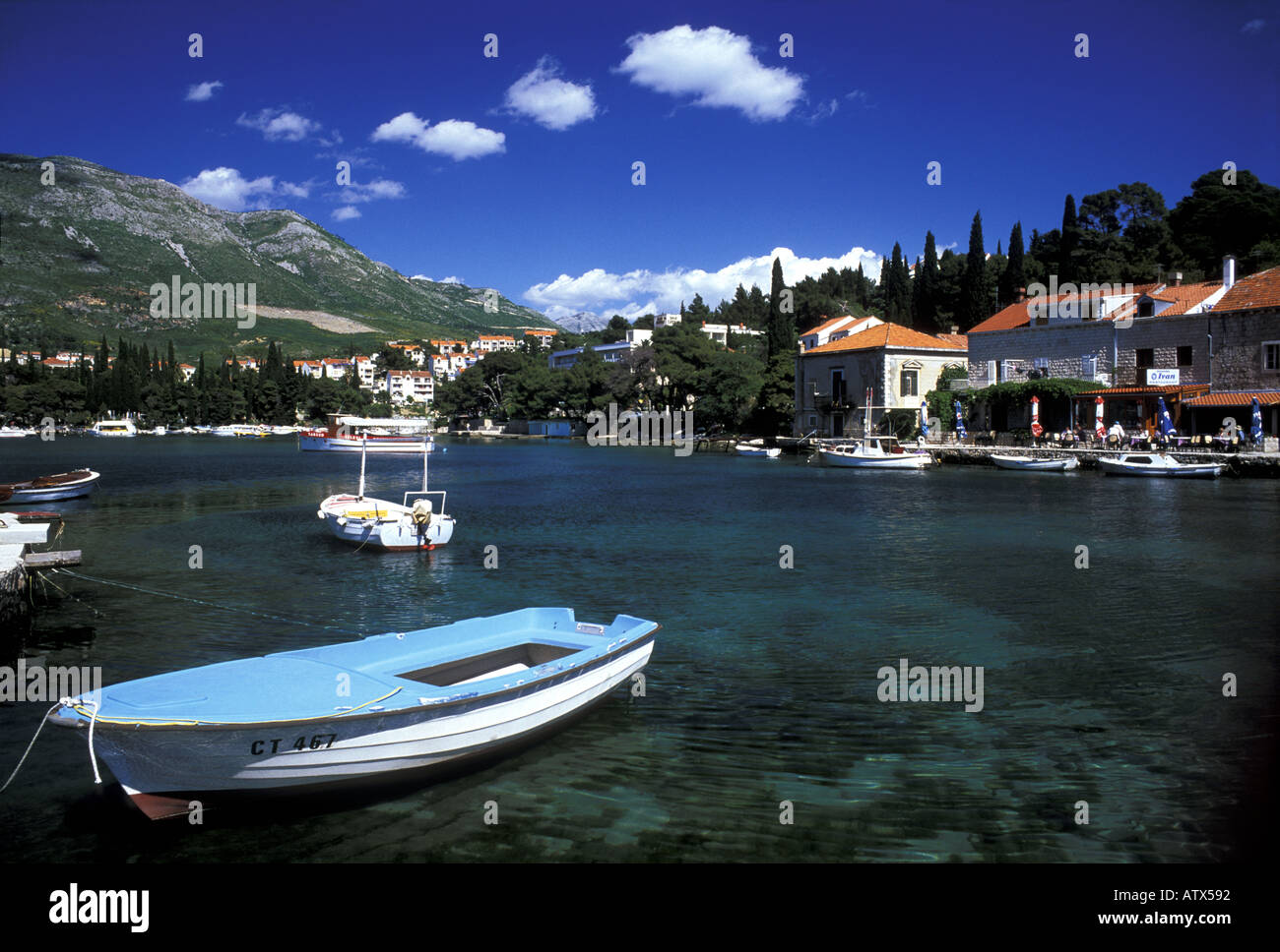 Bateaux dans le port La ville medieaval près de Dubrovnik Cavtat Croatie Sud entouré par la mer Adriatique Banque D'Images