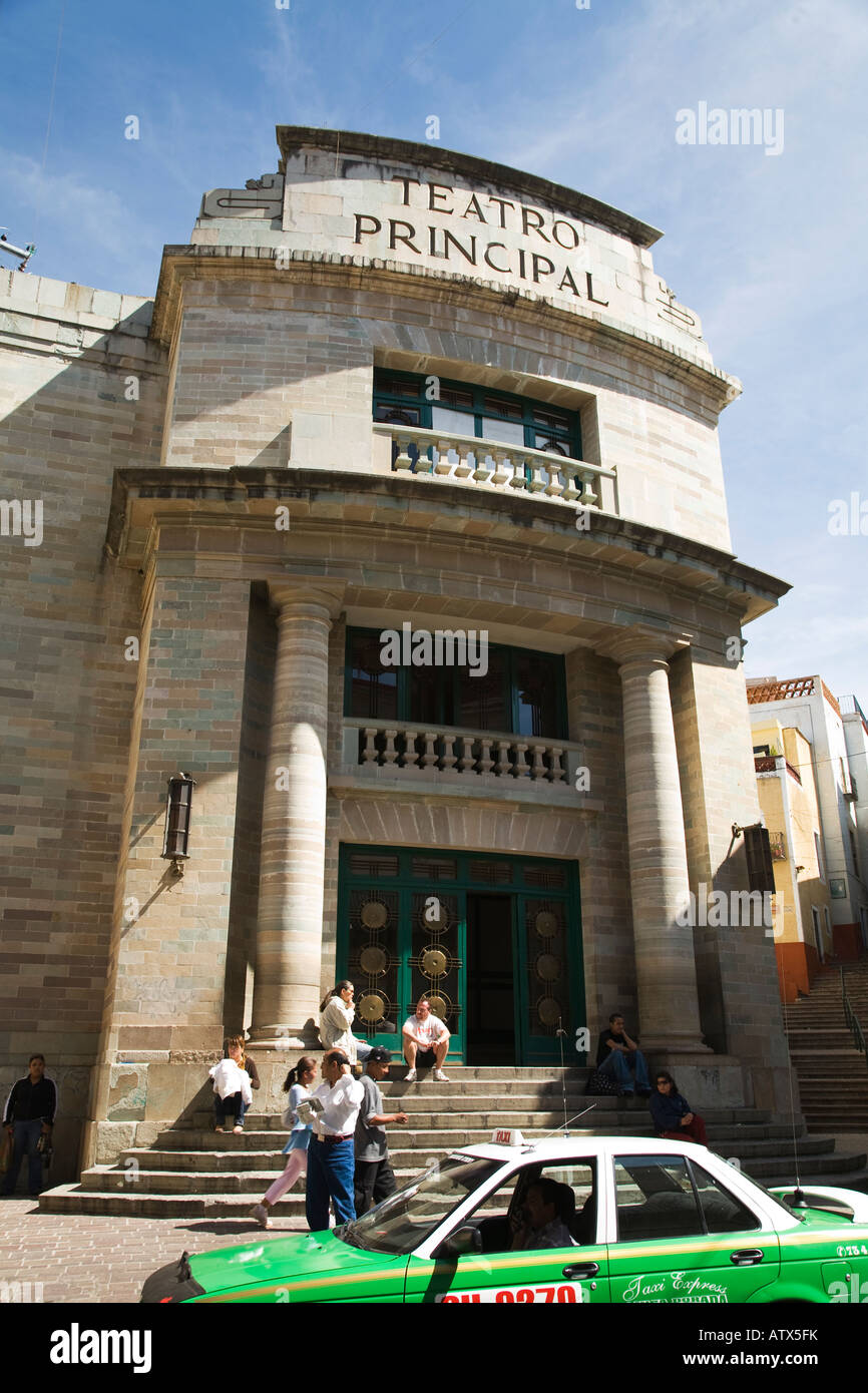 Mexique Guanajuato taxi cab sur rue en face de théâtre principal des gens assis sur les marches de l'édifice du théâtre Banque D'Images