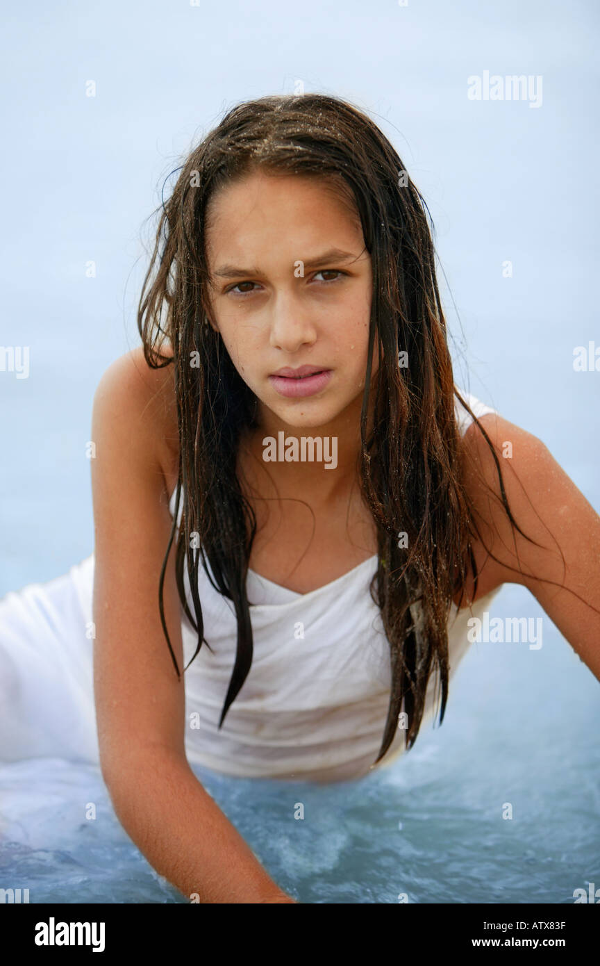 Portrait de jeune femme allongée dans l'eau, Jones Beach State Park, New York, USA Banque D'Images