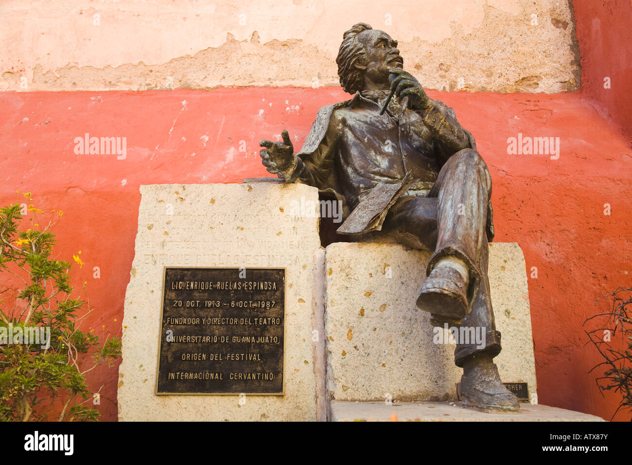 Mexique Guanajuato statue du fondateur du Festival annuel Cervantes Enrique Ruelas Espinosa directeur de théâtre Banque D'Images