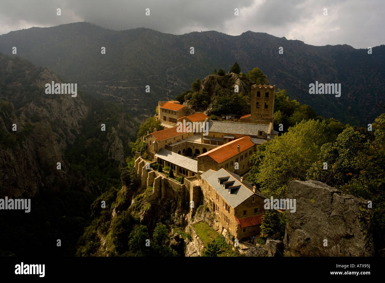 L'abbé de St Martin du Canigou (Abbaye de St Martin du Canigou, Pyrénées) près de Vernet les Bains France, beau paysage de montagne Banque D'Images