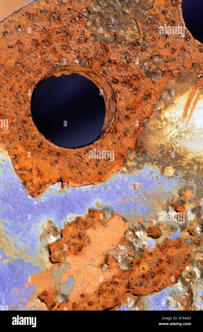 Un vieux morceau de métal rouillé avec un trou Banque D'Images