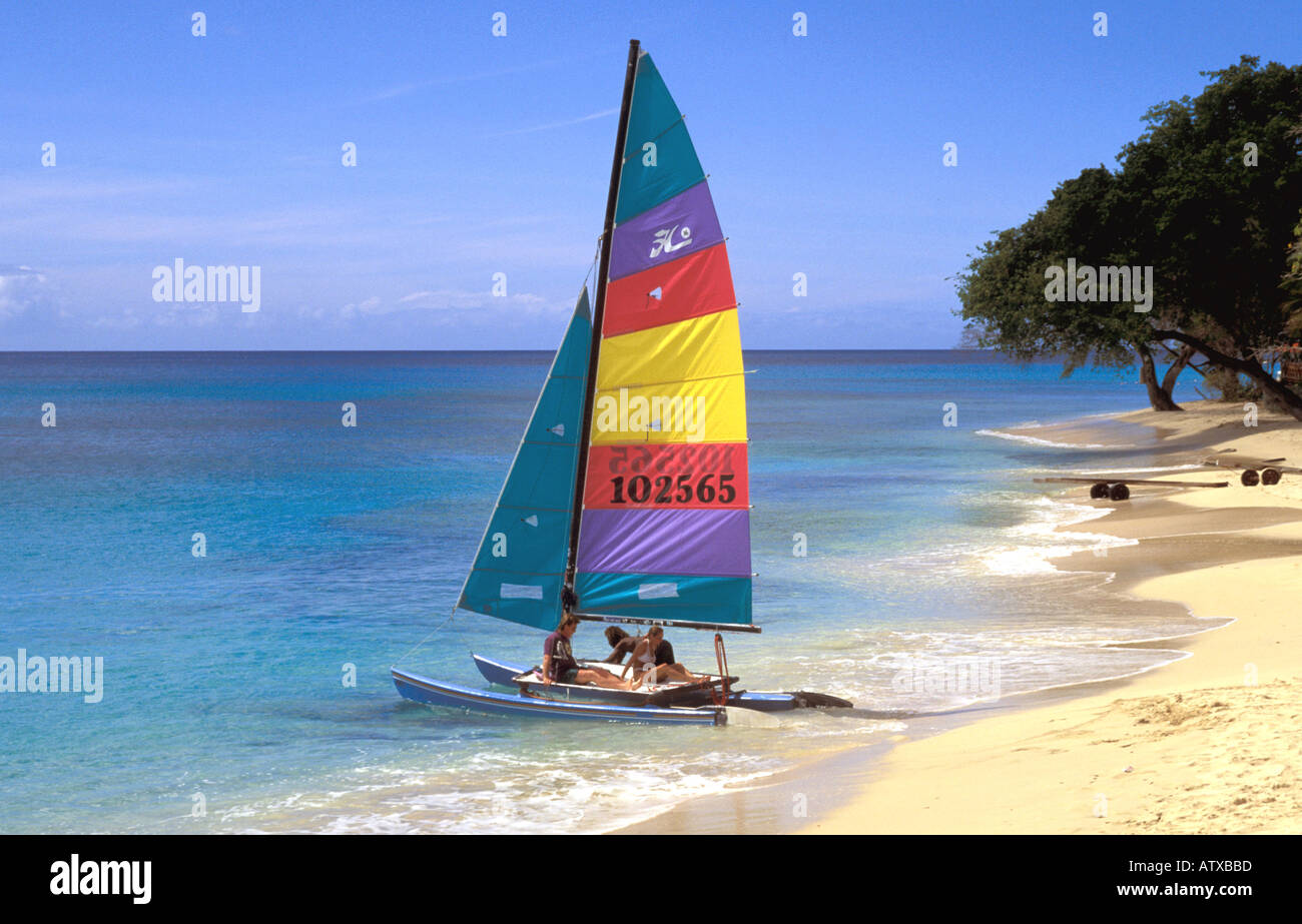 La Barbade plage gens en petit catamaran laissant Beach Caraïbes Banque D'Images