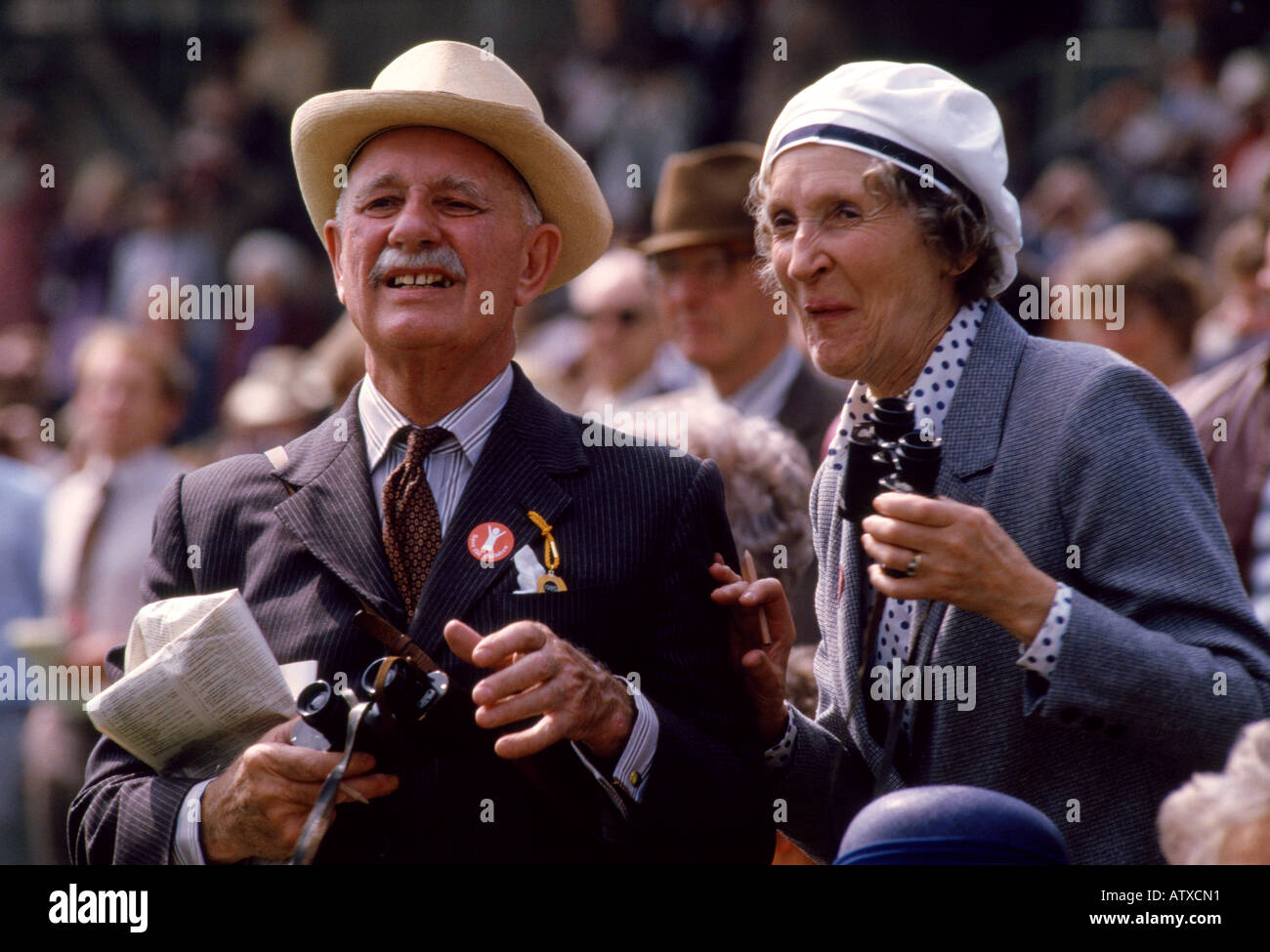 Deux racegoers SALISBURY profitez de l'arrivée d'une course de chevaux à l'hippodrome de Salisbury de Salisbury Wiltshire en mai 1990 Banque D'Images