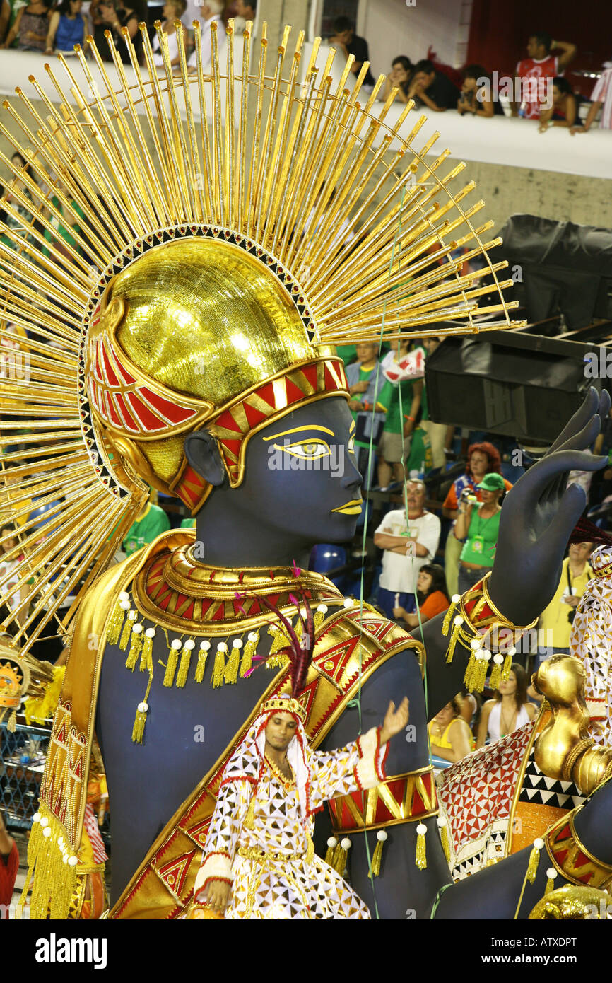 Détail de l'ancienne Egypte étonnante d'exposants et de costumes danseurs, sambadrome parade, Rio de Janeiro, au Brésil, au carnaval Banque D'Images