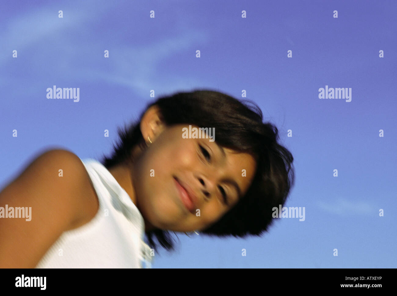 Portrait of smiling 8 ans Hispanic girl in motion Banque D'Images