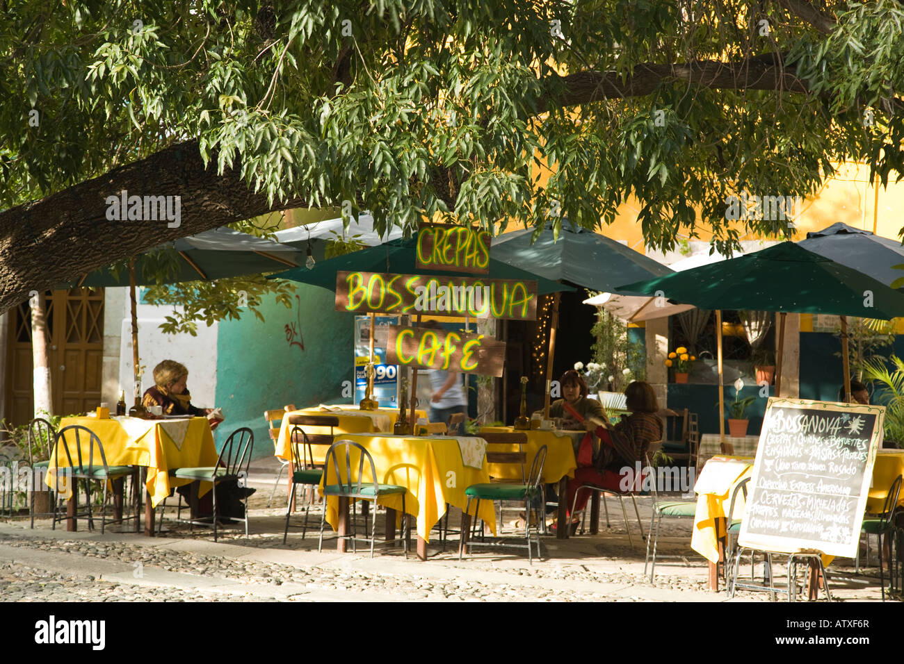 Mexique Guanajuato les gens assis à des tables en plein air la Bossa Nova Cafe à Plaza de San Fernando restaurant détente sous les arbres Banque D'Images