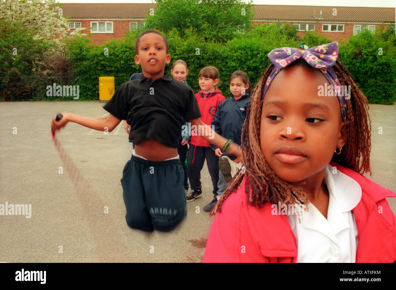 Les enfants de l'école primaire à l'école. Banque D'Images