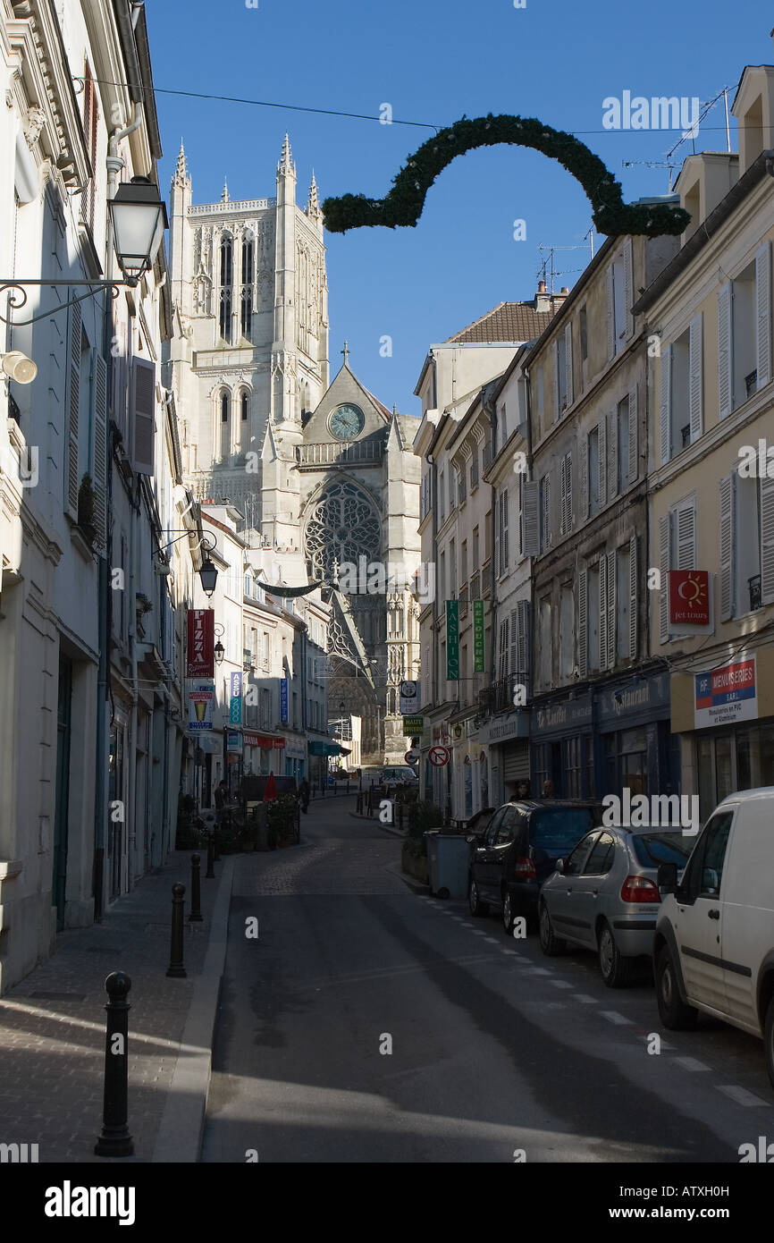 Rue étroite menant à la Cathédrale de Meaux près de Paris Banque D'Images
