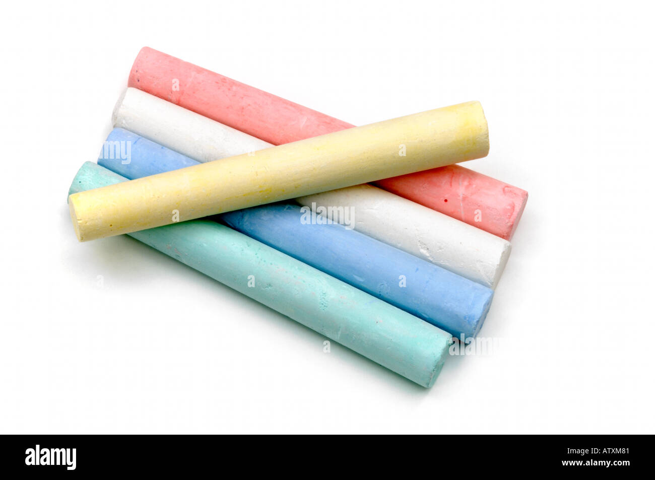 Bâtons de craie écrit en différentes couleurs sur fond blanc Banque D'Images