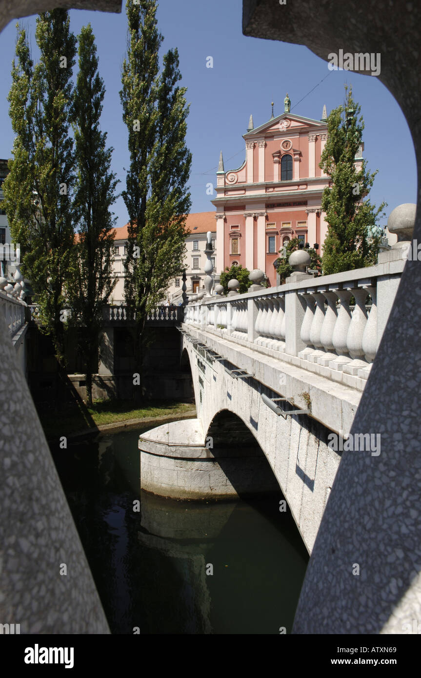 Ljubljana, Tromostovje, trois ponts, Plecnik, en arrière-plan l'église franciscaine Banque D'Images