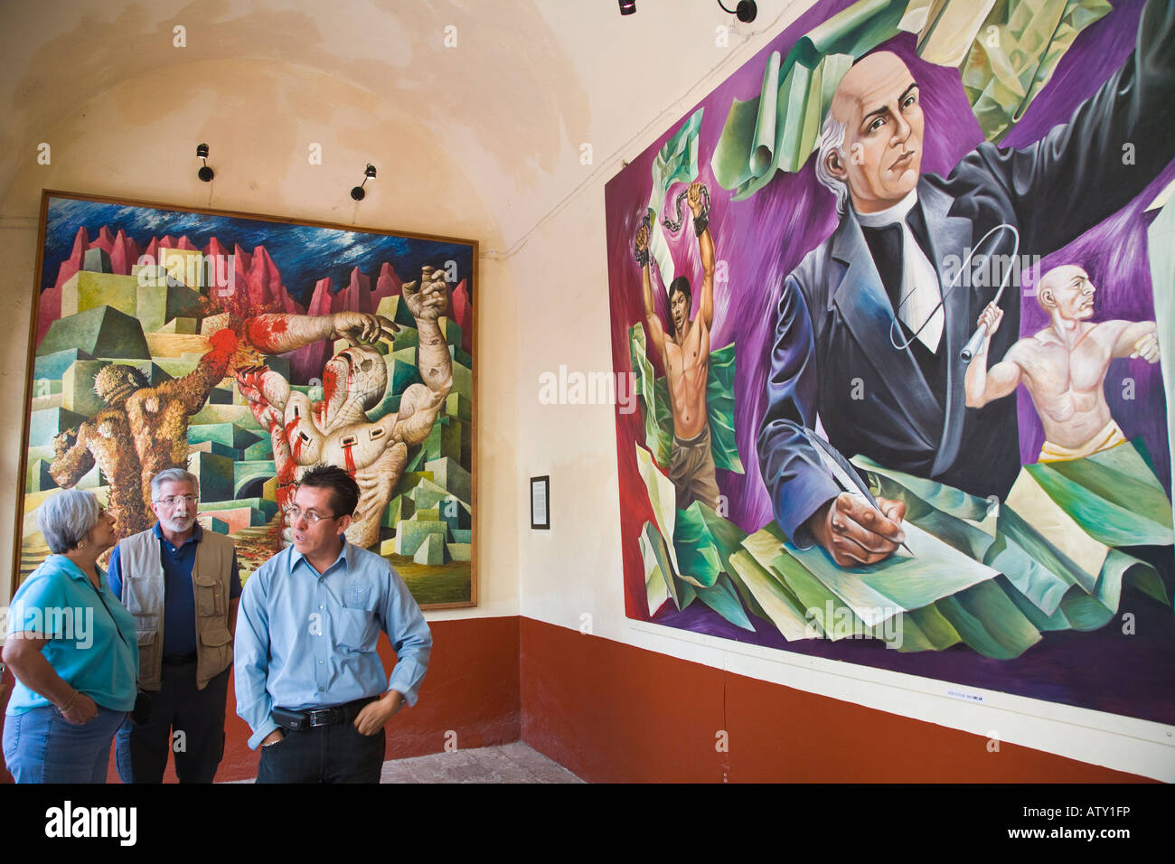 Mexique Dolores Hidalgo Visiteurs avec visualisation guide peintures illustrant l'indépendance du Mexique et de l'histoire du mouvement Banque D'Images