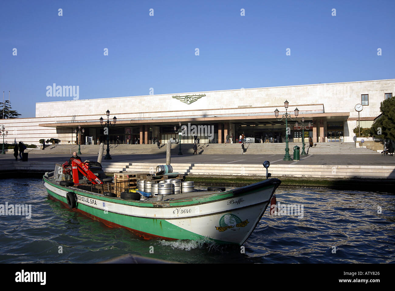 La gare ferrovia Santa Lucia Venise Italie avec bateau marchand en premier plan Banque D'Images