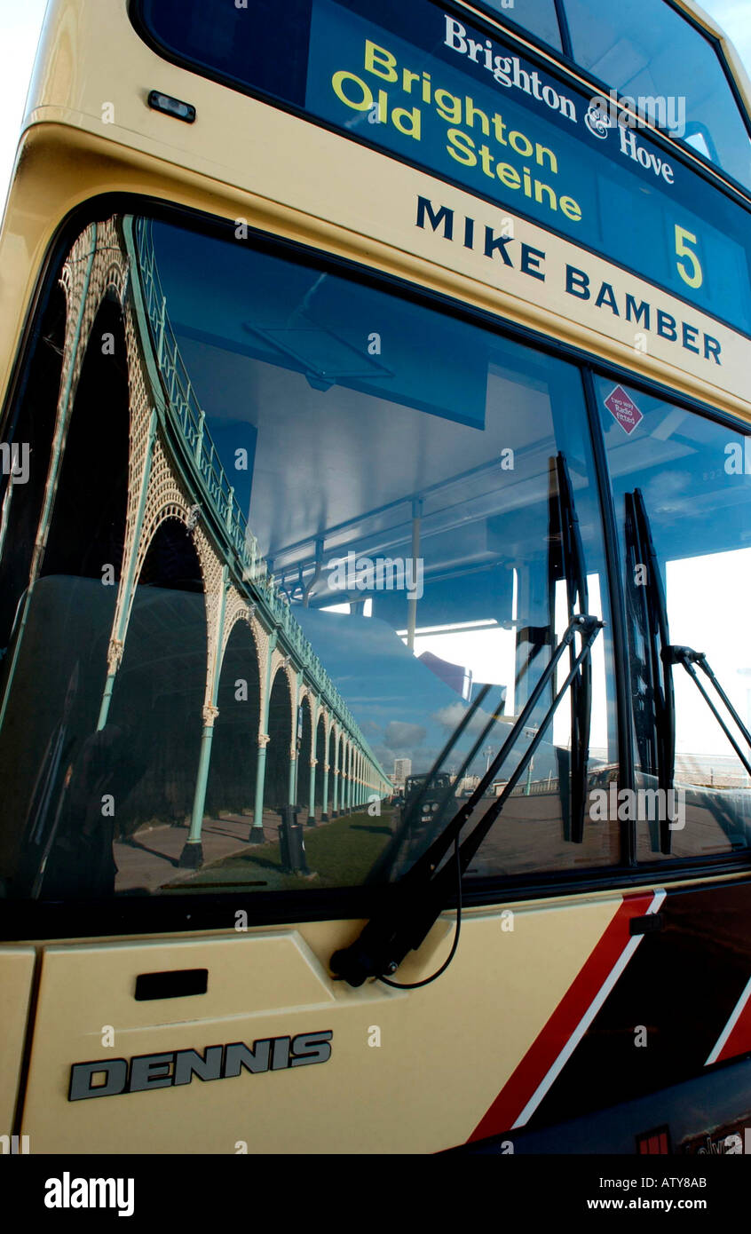 Un double-decker bus Dennis sur la prom à Brighton montrant le front de mer victorien arches reflétées dans le pare-brise Banque D'Images