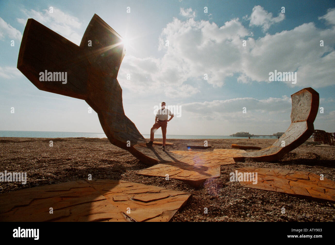 Passacaille une 20 tonne la fonte sculpture incurvée sur la plage de Brighton avec l'artiste, sculpteur Charlie Hadcock. Banque D'Images