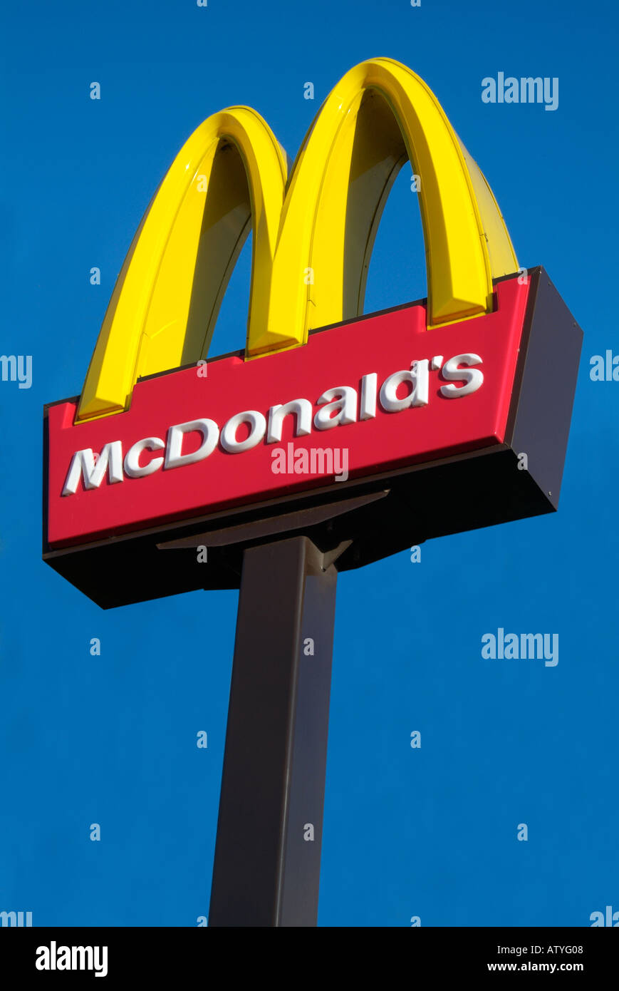 Mcdonald's mcdonald logo jaune bleu blanc rouge bannière du signe de l'extérieur Banque D'Images